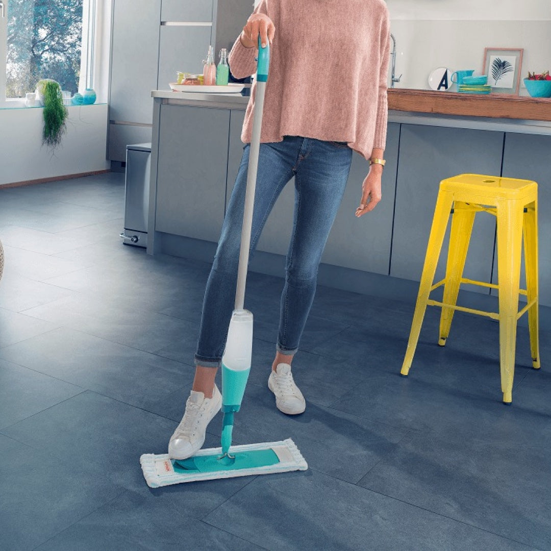 Mop Plat cu Spray Pulverizator, Rezervor Detașabil 400ml și Laveta Reutilizabilă